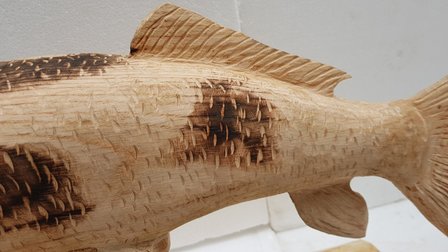 Houten-beeld-Koi-karper-op-houten-voet-houtsnijwerk-tuinbeeld-beeld-ornament-Koikarper-7