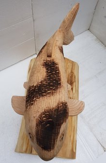 Houten-beeld-Koi-karper-op-houten-voet-houtsnijwerk-tuinbeeld-beeld-ornament-Koikarper-12