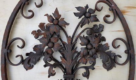 Antiek-smeedijzeren-ornament-met-krul-en-bloemen-bloemstuk-decoratie-viersiering-huis-en-tuin-2