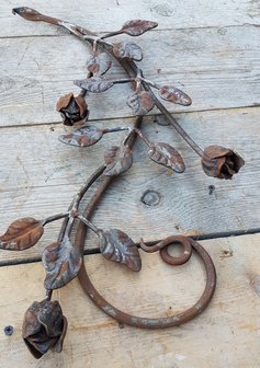 Rozen-bloemen-smeedijzer-ornament-met-bloemstuk-4