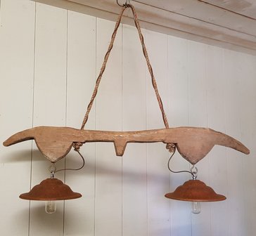 Robuuste-hanglamp-lamp-van-cortenstaal-en-houten-juk-geleefd-hout-landelijk-4