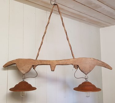 Robuuste-hanglamp-lamp-van-cortenstaal-en-houten-juk-geleefd-hout-landelijk-5