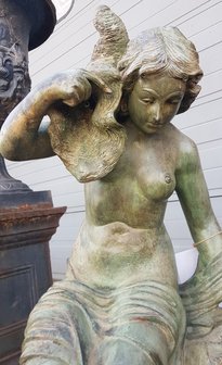 Antieke-fontein-waterspuwer-van-brons-standbeeld-vrouw-1