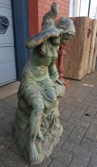 Antieke-fontein-waterspuwer-van-brons-standbeeld-vrouw-7
