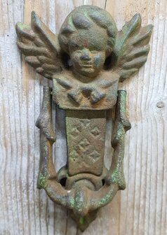 Brocante-gietijzeren-deurklopper-met-ornament-engel