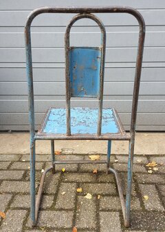 Industriele-metalen-stoel-verweerd-geleefd-met-patina-vintage-retro-brocante-2