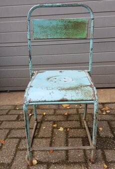 Stoere-industriele-metalen-stoel-verweerd-geleefd-met-patina-vintage-retro-brocante-1