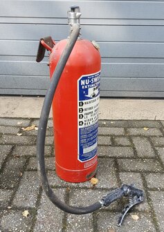 Oude-antieke-Nederlandse-brandblusser-1