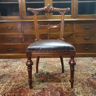 Klassieke-antieke-bureaustoel-stoel-van-hout-en-leder-3