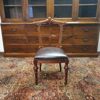 Klassieke-antieke-bureaustoel-stoel-van-hout-en-leder-2