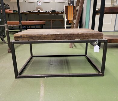 Landelijke-rustieke-salontafel-van-hardhout-en-metaal-1