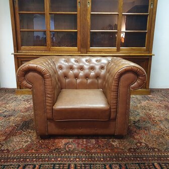 Lederen-Chesterfield-Engelse-1-zits-eenzits-fauteuil-stoel-cognac-bruin