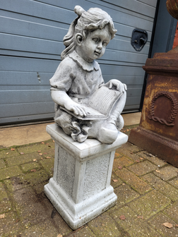 Betonnen-tuinbeeld-Kindje-meisje-die-een-boek-leest-op-voet-zuil-sokkel-beton-2