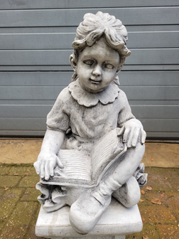 Betonnen-tuinbeeld-Kindje-meisje-die-een-boek-leest-op-voet-zuil-sokkel-beton-3