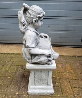 Betonnen-tuinbeeld-Kindje-meisje-die-een-boek-leest-op-voet-zuil-sokkel-beton-4