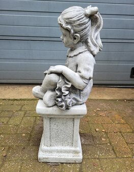 Betonnen-tuinbeeld-Kindje-meisje-die-een-boek-leest-op-voet-zuil-sokkel-beton-6