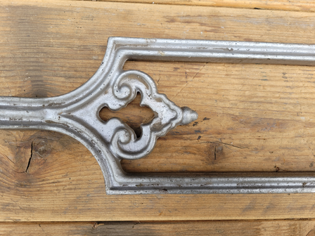Antieke-beugel-smeedwerk-ornament-voor-voordeur-raambeveiliging-of-bovenlicht-van-een-deur-1