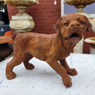 Gietijzeren-standbeeld-kunstwerk-van-een-Hond-roestig-gietijzer