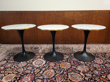Klassieke-ronde-tafel-gemaakt-van-marmer-met-een-zwarte-metalen-paddestoel-voet-7