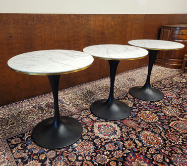 Klassieke-ronde-tafel-gemaakt-van-marmer-met-een-zwarte-metalen-paddestoel-voet-10