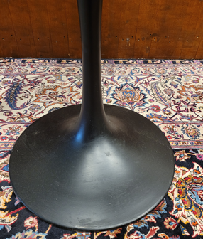 Klassieke-ronde-tafel-gemaakt-van-marmer-met-een-zwarte-metalen-paddestoel-voet-5