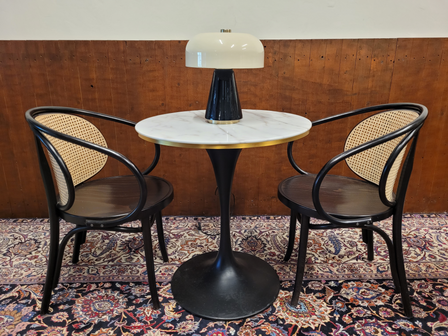 Klassieke-ronde-tafel-gemaakt-van-marmer-met-een-zwarte-metalen-paddestoel-voet-1