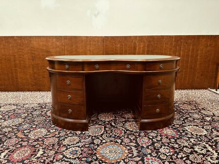 Klassiek-Engels-Antiek-Chesterfield-Kidney-Nier-Bureau-Desk