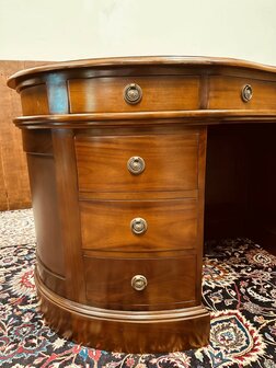 Klassiek-Engels-Antiek-Chesterfield-Kidney-Nier-Bureau-Desk