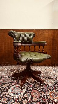 Klassiek-Antiek-Engels-Chesterfield-Captian-Chair-Bureaustoel