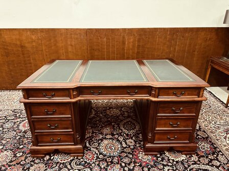 Klassiek-Engels-Antiek-Chesterfield-Oud-Bureau-Desk