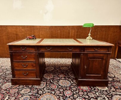 Klassiek-Engels-Antiek-Chesterfield-Desk-Bureau