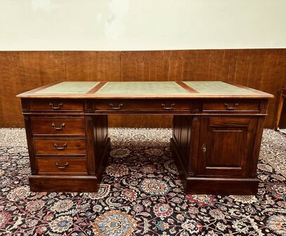 Klassiek-Engels-Antiek-Chesterfield-Desk-Bureau