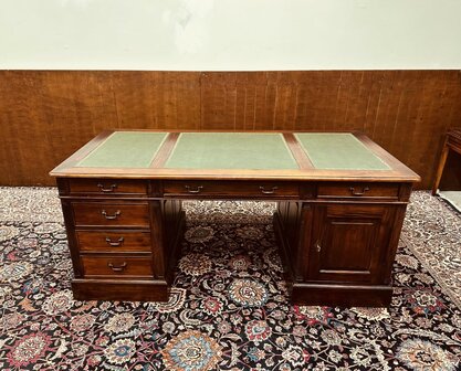 Klassiek-Engels-Antiek-Chesterfield-Desk-Bureau