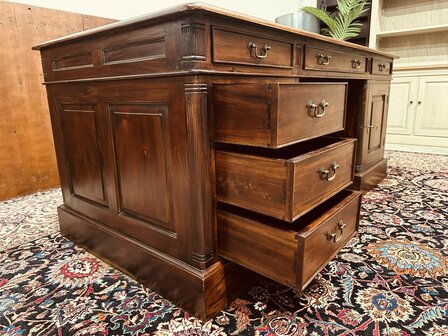 Klassiek-Engels-Antiek-Chesterfield-Desk-Bureau