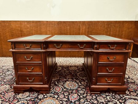 Klassiek-Engels-Antiek-Chesterfield-Desk-Bureau