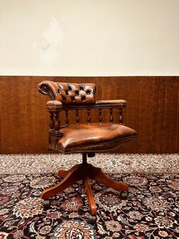 Klassiek-Antiek-Engels-Chesterfield-Captain-Chair-Bureaustoel