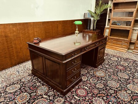 Klassiek-Engels-Antiek-Chesterfield-Bureau-Desk-Partnerdesk