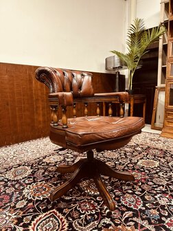 Klassiek-Engels-Antiek-Chesterfield-Bureaustoel-Captain-Chair