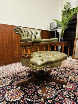 Klassiek-Engels-Antiek-Chesterfield-Bureaustoel-Captain-Chair