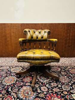 Klassiek-Engels-Chesterfield-Captain-Chair-Bureaustoel