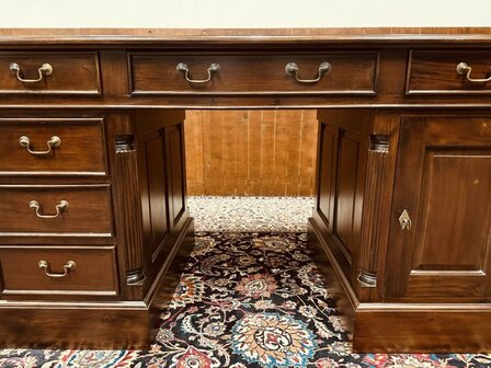 Klassiek-Engels-Chesterfield-Antiek-Bureau-Desk