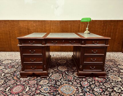 Klassiek-Engels-Antiek-Chesterfield-Bureau-Desk