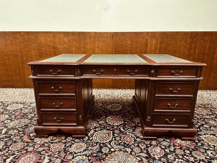 Klassiek-Engels-Antiek-Chesterfield-Bureau-Desk