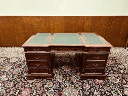 Klassiek-Engels-Antiek-Chesterfield-Bureau-Desk