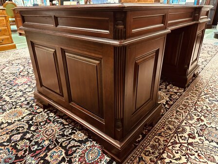 Klassiek-Engels-Antiek-Chesterfield-Bureau-Desk