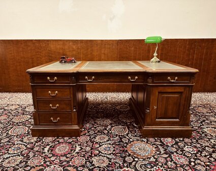 Klassiek-Engels-Antiek-Chesterfield-Bureau-Desk-Partnerdesk