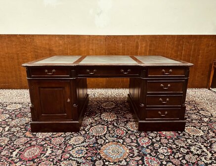 Klassiek-Engels-Antiek-Chesterfield-Bureau-Desk-Partnerdesk