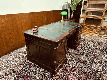 Klassiek-Engels-Antiek-Chesterfield-Bureau-Desk-Partnerdesk