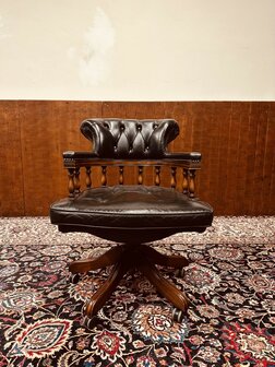 Klassiek-Engels-Antiek-Chesterfield-Bureaustoel-Captain-Chair