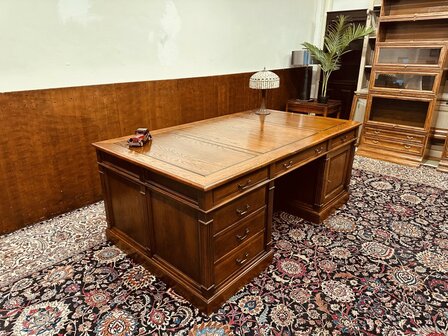 Klassiek-Engels-Antiek-Eiken-Bureau-Partnerdesk